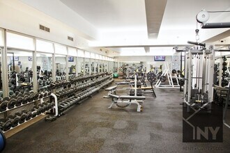 126 Pearl St, Unit 16F in New York, NY - Foto de edificio - Building Photo