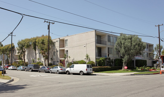 Royal Del Amo in Torrance, CA - Building Photo - Building Photo