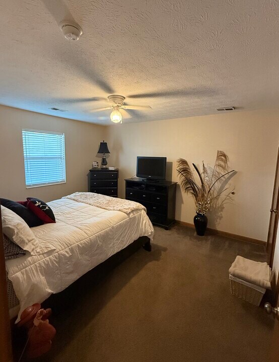 452 Sunset Dr, Unit C in Mount Vernon, IN - Building Photo