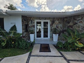 8220 SW 48th St in Miami, FL - Building Photo