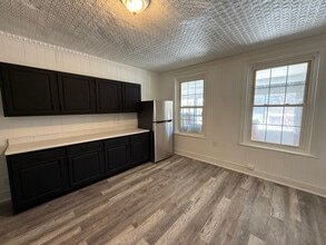 37 Harmony St, Unit FL 2 in Cohoes, NY - Foto de edificio - Building Photo