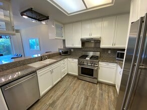 6483 Zuma View Pl in Malibu, CA - Building Photo - Building Photo