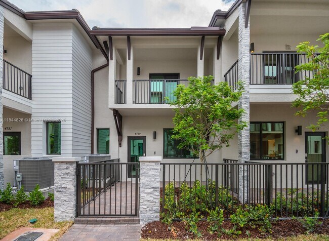 4769 NW 83rd Pkwy in Doral, FL - Building Photo - Building Photo