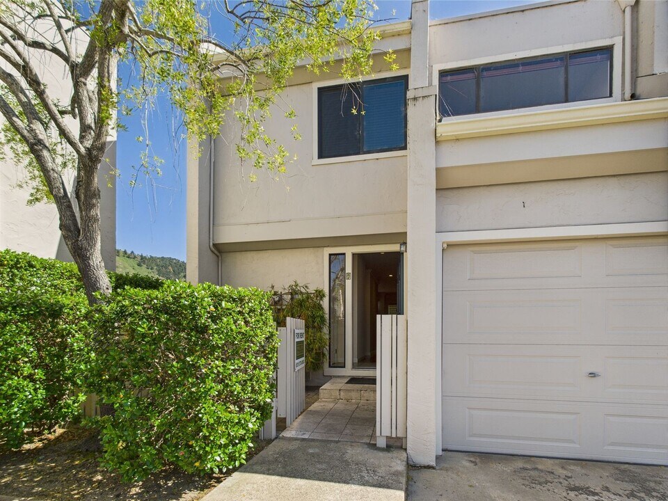 4000 Rio Rd in Carmel By The Sea, CA - Building Photo
