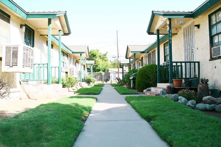 3447-3461 E Tyler Ave in Fresno, CA - Foto de edificio