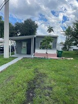 8556 Berkley Dr in Davie, FL - Building Photo