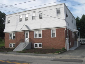 271 Woonasquatucket Ave in North Providence, RI - Foto de edificio - Building Photo