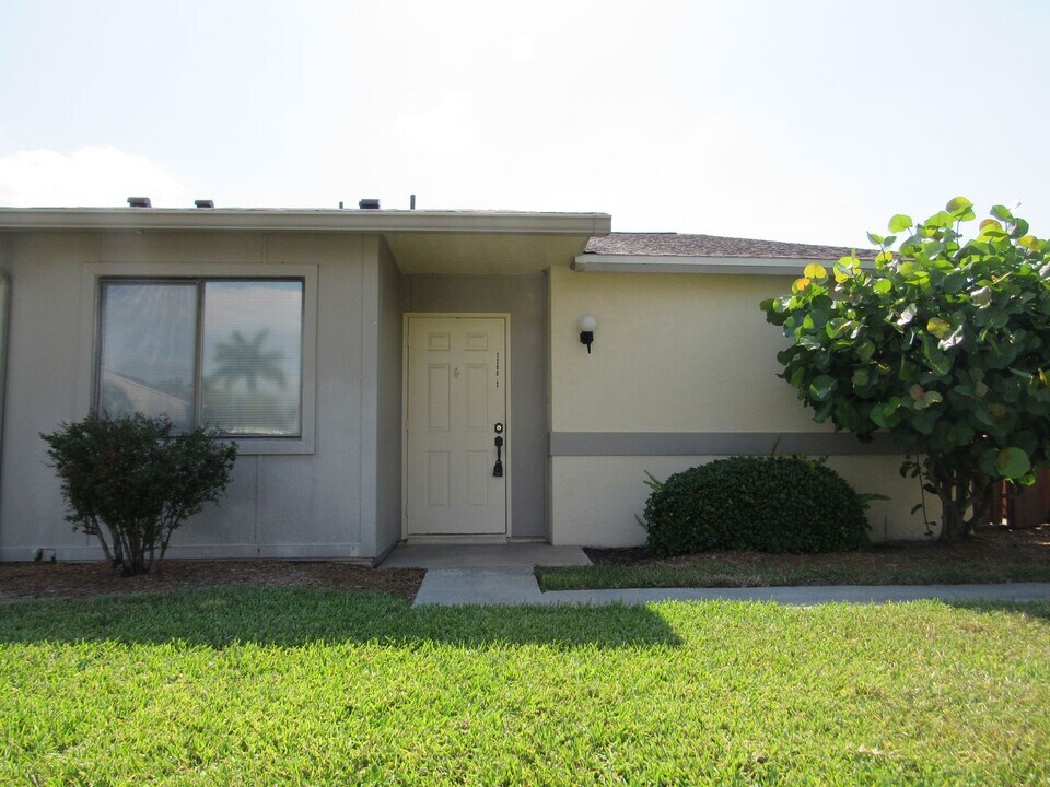 5266 Cedarbend Dr in Ft. Myers, FL - Building Photo
