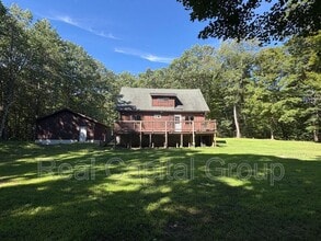 48 Atwell Rd in Porter Corners, NY - Foto de edificio - Building Photo