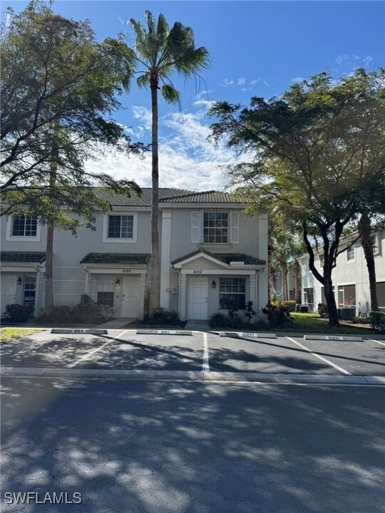 8140 Pacific Beach Dr in Ft. Myers, FL - Foto de edificio