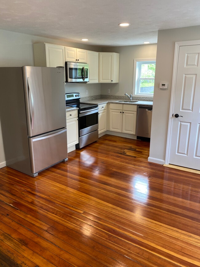 1 Florence St, Unit B in Derry, NH - Foto de edificio - Building Photo