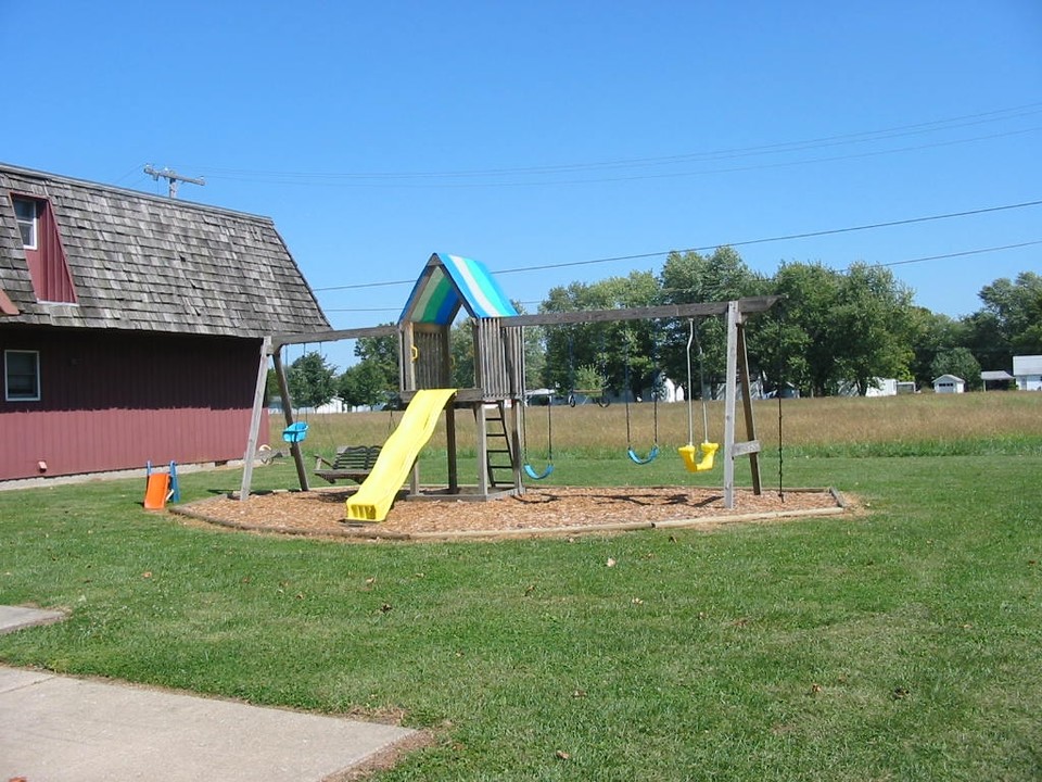 Flora Meadows in Flora, IL - Building Photo