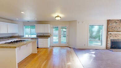 5616 SW Coronado St in Portland, OR - Building Photo - Building Photo