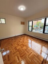 71-19 35th Ave in Queens, NY - Foto de edificio - Building Photo