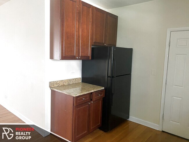 3921 N Pine Grove Ave, Unit #2 in Chicago, IL - Building Photo - Building Photo