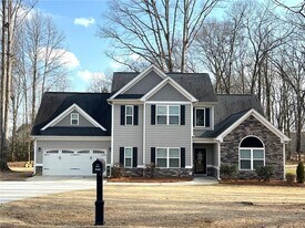 732 E Jefferson St in Hoschton, GA - Building Photo