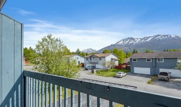 18621 N Lowrie Loop in Anchorage, AK - Foto de edificio - Building Photo