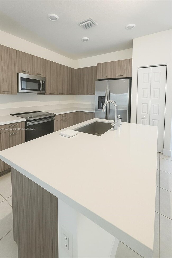 4670 NW 84th Ave in Doral, FL - Building Photo - Building Photo