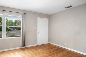 16026 Valerio St in Van Nuys, CA - Foto de edificio - Building Photo