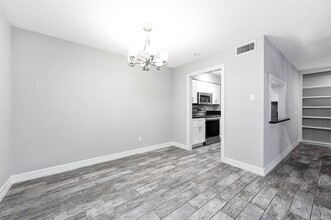 5532 Beverly Hill St in Houston, TX - Building Photo - Building Photo