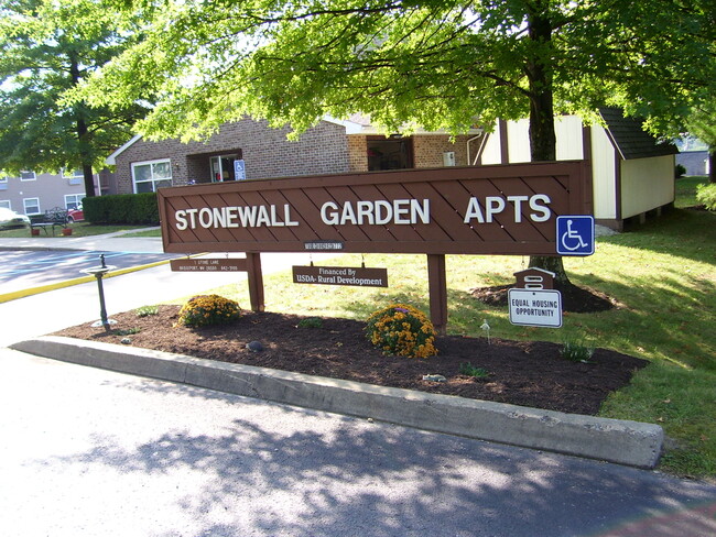 Stonewall Garden Apartments in Bridgeport, WV - Building Photo - Building Photo