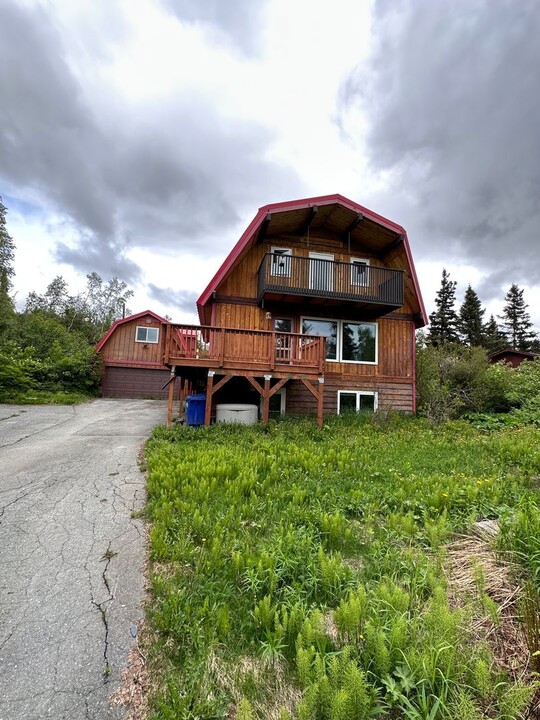 12621 Saunders Rd in Anchorage, AK - Building Photo