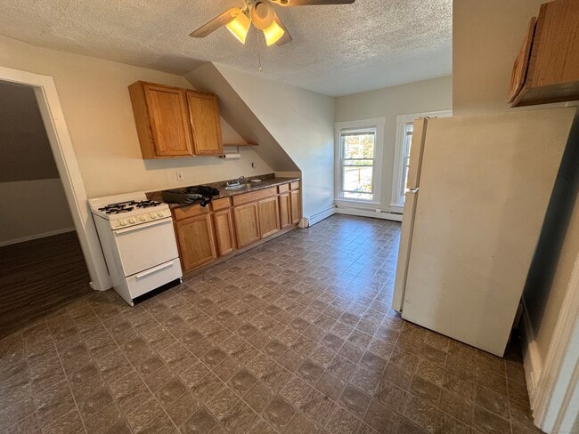 645 Burnside Ave in East Hartford, CT - Building Photo - Building Photo
