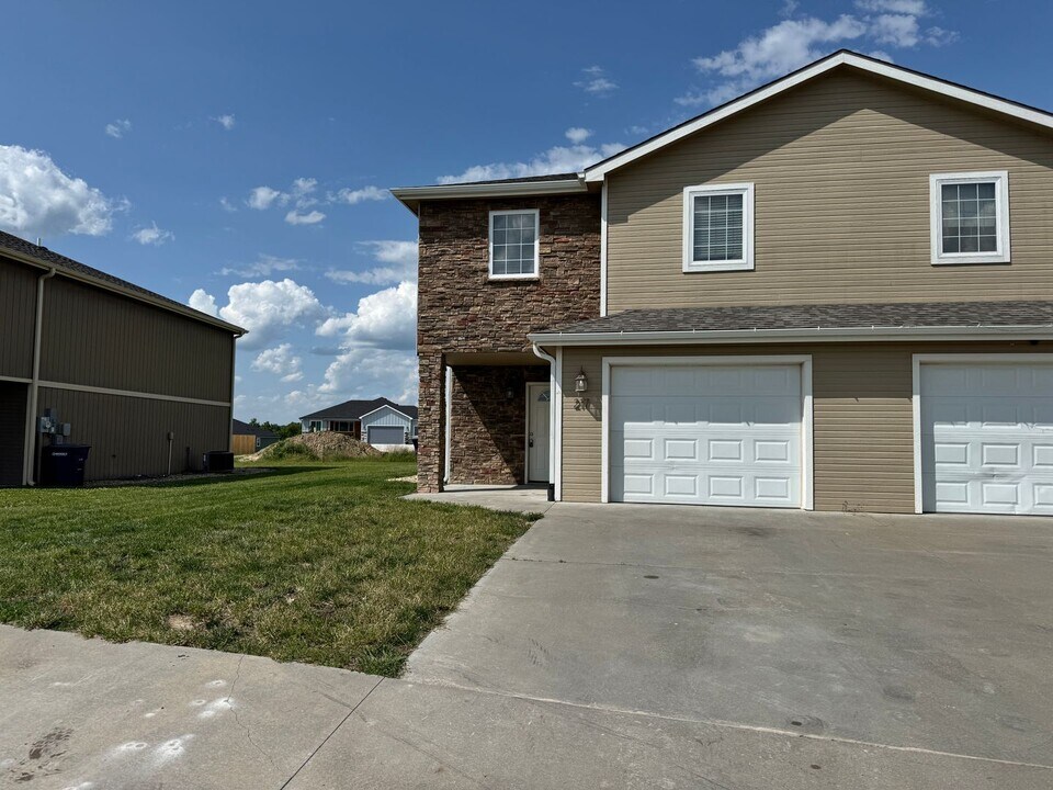 217 Kelly Ln in Saint George, KS - Building Photo