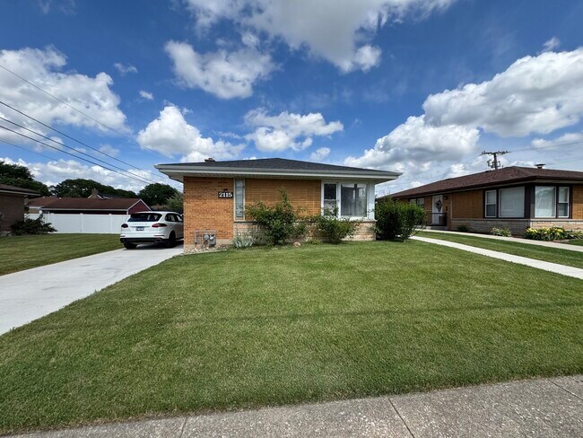 2115 Sunnyside Ave in Westchester, IL - Building Photo - Building Photo