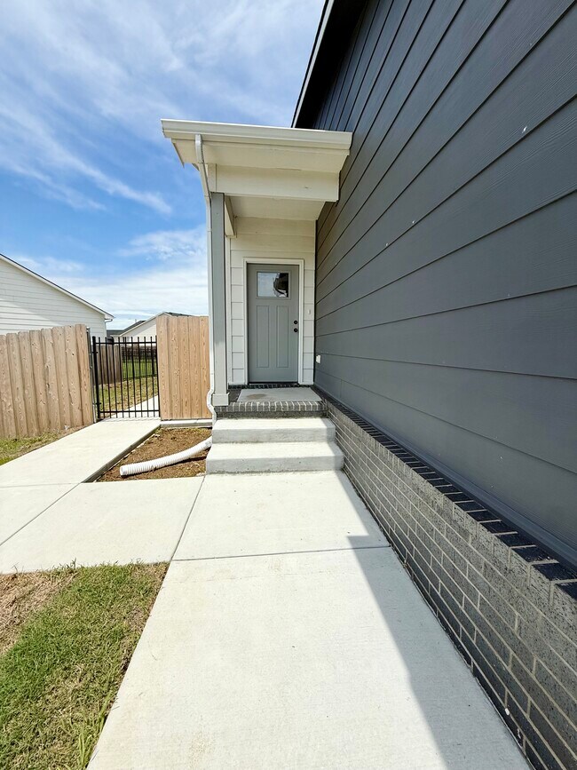 5270 Pinecrest Ct N in Bel Aire, KS - Foto de edificio - Building Photo
