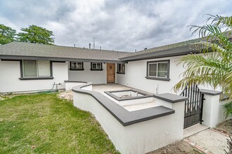 28210 Enderly St in Santa Clarita, CA - Foto de edificio - Building Photo