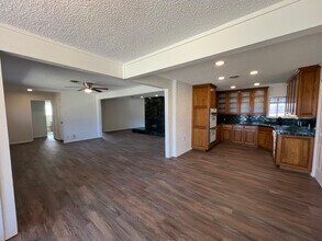 817 Wade Dr in Bedford, TX - Foto de edificio - Building Photo