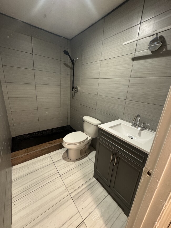 1863 Nekoma Ct, Unit B in Tallahassee, FL - Foto de edificio - Building Photo