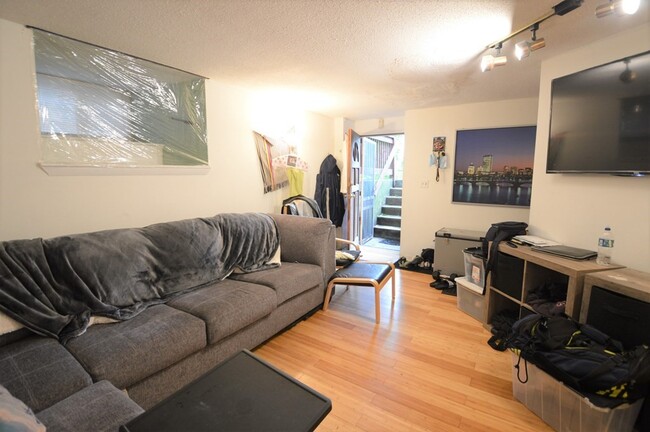17 Kinross Rd, Unit #1 in Boston, MA - Foto de edificio - Building Photo