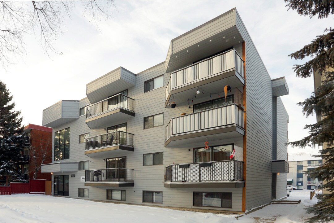 10240 118th St NW in Edmonton, AB - Building Photo