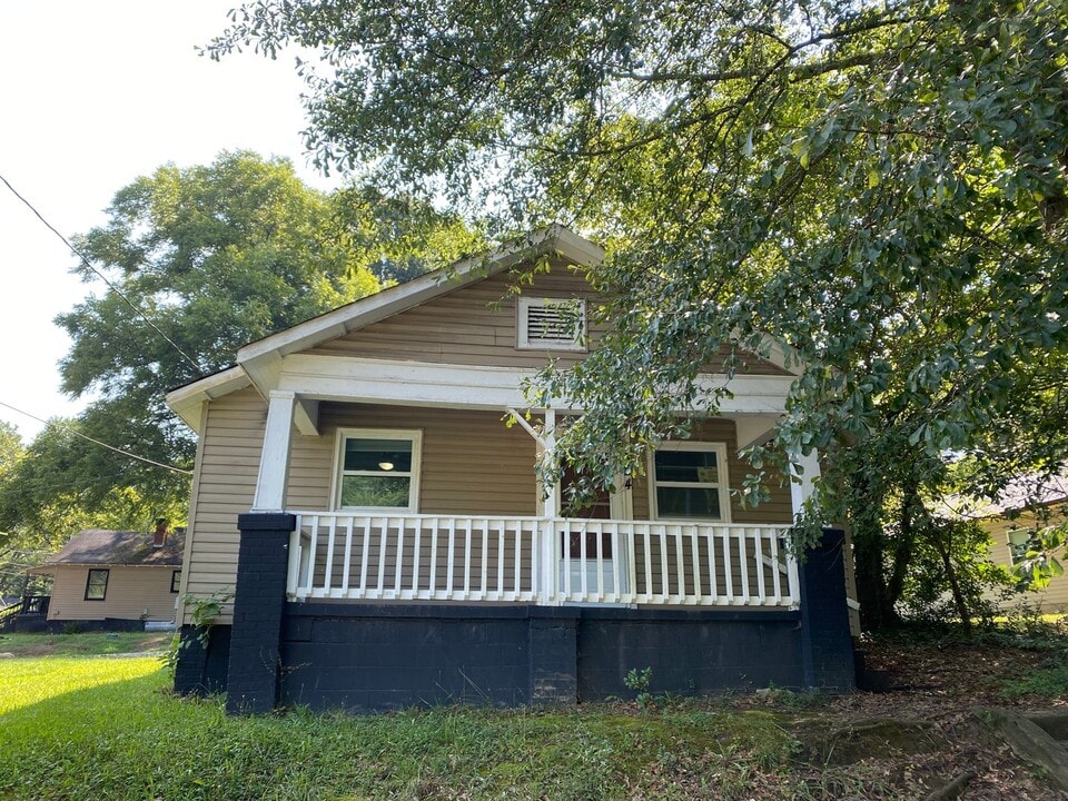 324 N Pryor St in Gastonia, NC - Building Photo