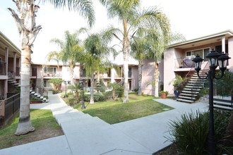 Las Palmas Condos in Chula Vista, CA - Building Photo - Building Photo