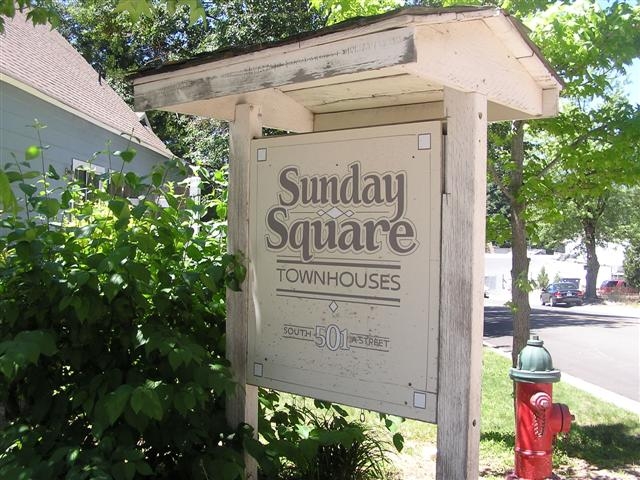 Sunday Square in Mount Shasta, CA - Foto de edificio - Building Photo