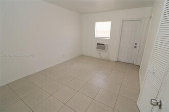 499 NW 42nd St-Unit -4 in Oakland Park, FL - Building Photo - Building Photo