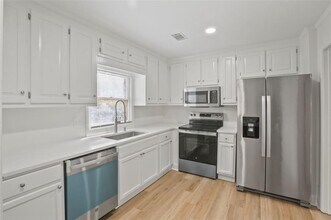 460 Forestgate Ct in Atlanta, GA - Foto de edificio - Building Photo