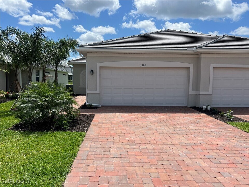 2320 Dragonfruit Wy in Naples, FL - Building Photo