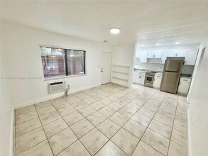 550 SW 10th St in Miami, FL - Building Photo - Building Photo