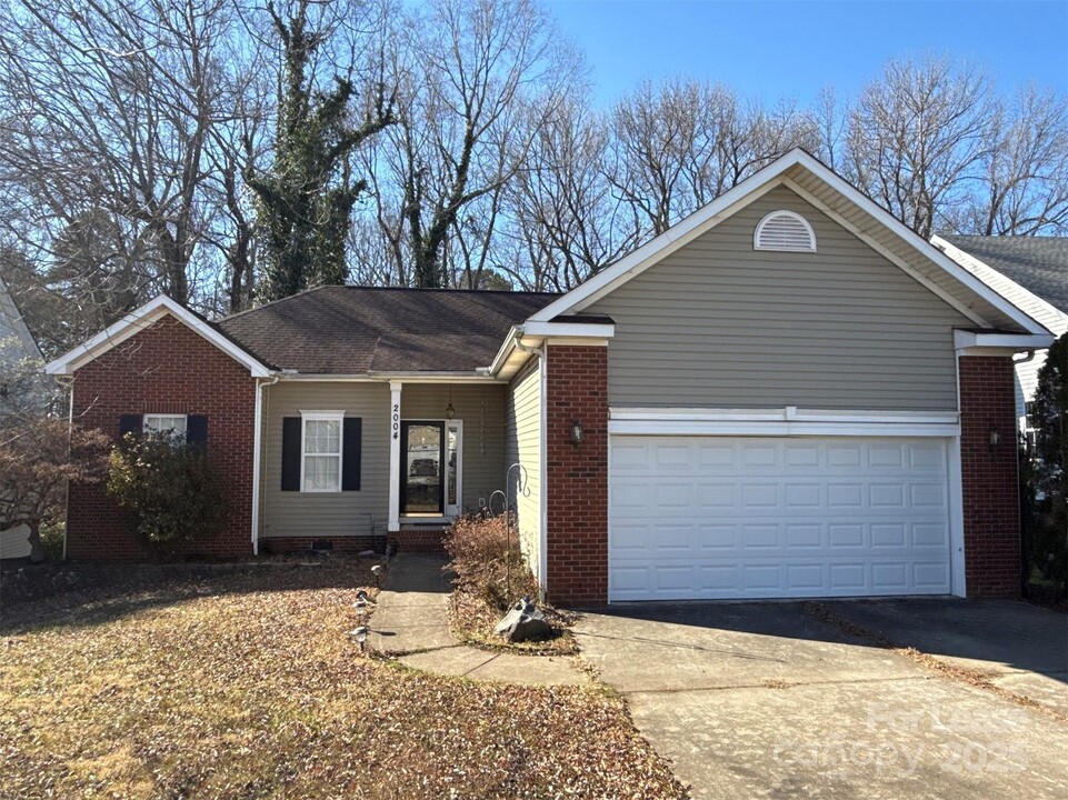 2004 Conifer Cir in Charlotte, NC - Building Photo