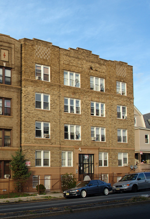 323-327 Park Ave in Newark, NJ - Building Photo