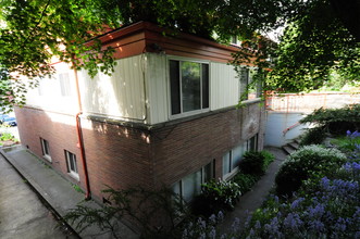 Parkway Apartments in Seattle, WA - Building Photo - Building Photo