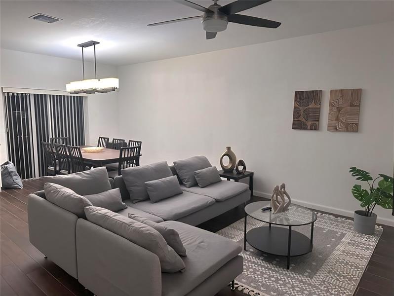 1129 NW 41st Ln in Lauderhill, FL - Foto de edificio