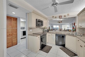 7250 Fairfax Dr in Tamarac, FL - Building Photo - Building Photo