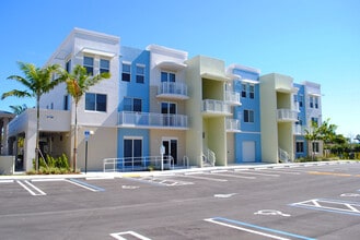 Water's Edge Apartment Homes in Miami, FL - Foto de edificio - Building Photo