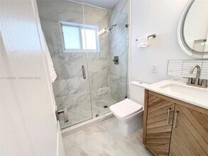 2827 SW 24th St, Unit 2728 in Miami, FL - Building Photo - Building Photo