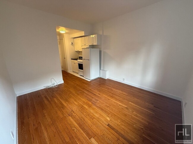 East 61 Street in New York, NY - Building Photo - Building Photo